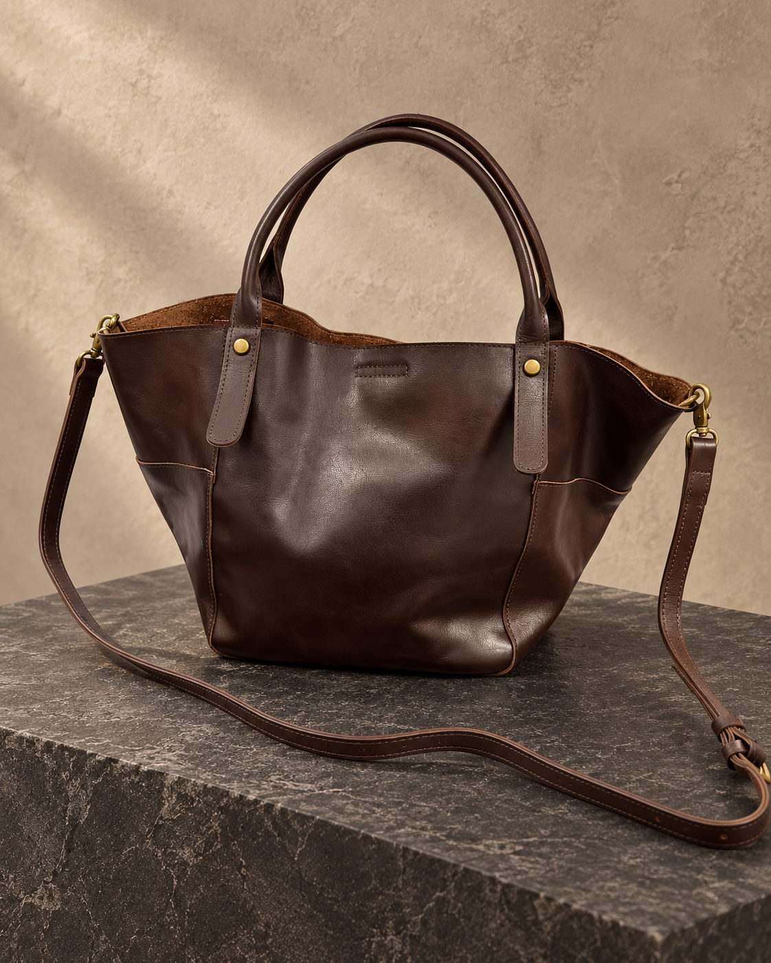 Veroak 3060 Brown top-grain cowhide leather bag — AI studio presentation