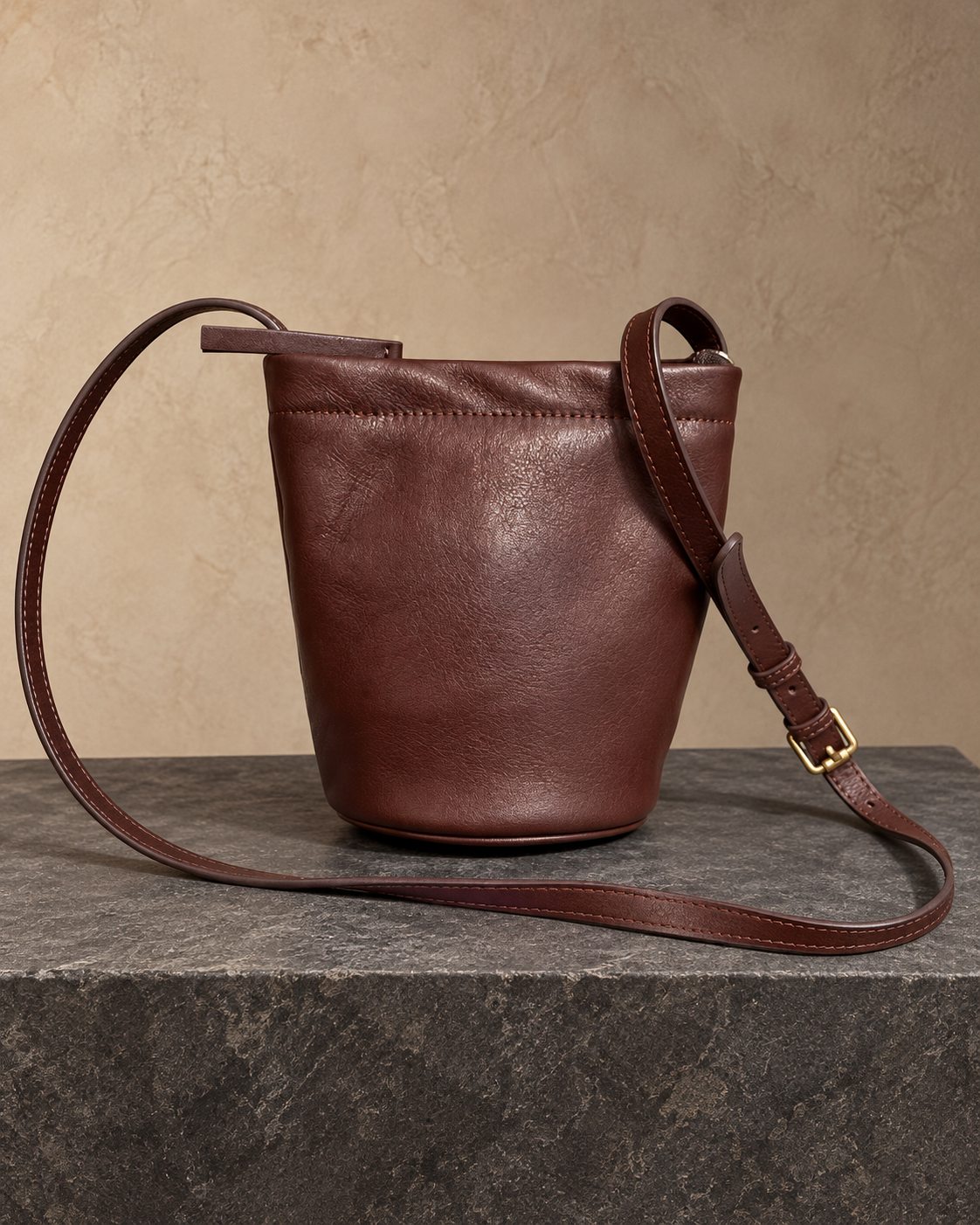 Veroak 5001 Brown top-grain cowhide leather bag — AI studio presentation