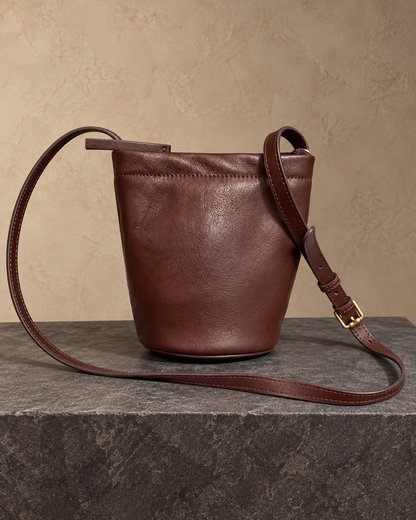 Veroak 5001 Brown top-grain cowhide leather bag — AI studio presentation