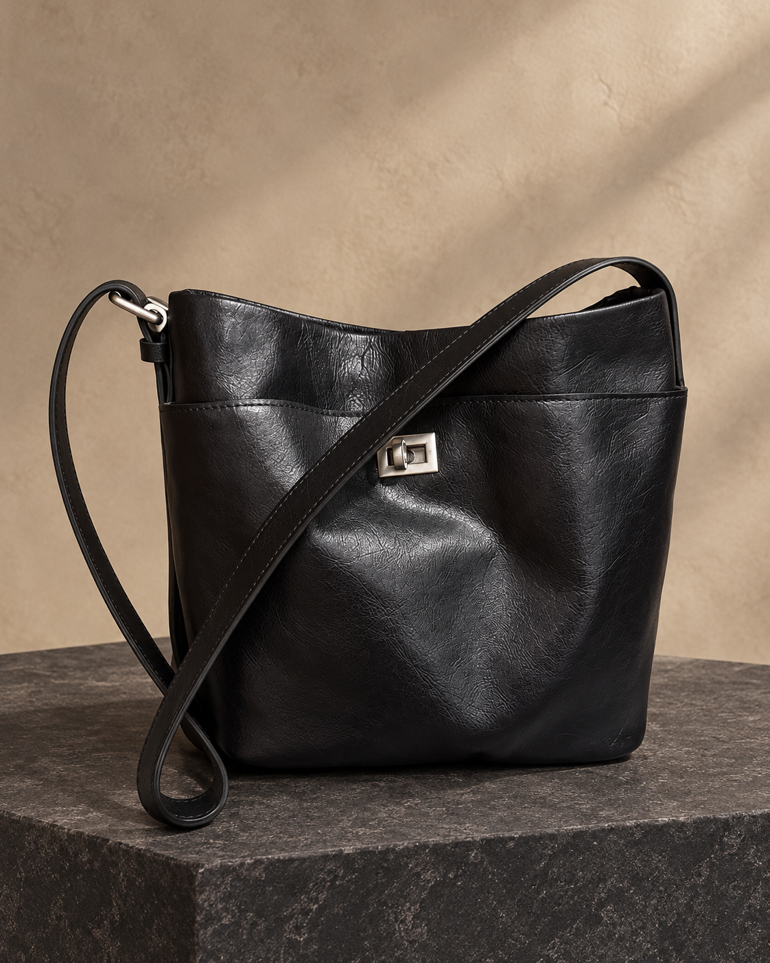 Veroak 6219 Black top-grain cowhide leather bag — AI studio presentation