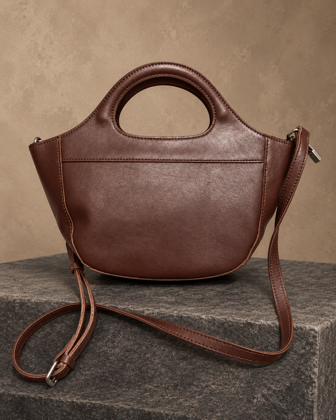 Veroak 6221 Brown top-grain cowhide leather bag — AI studio presentation