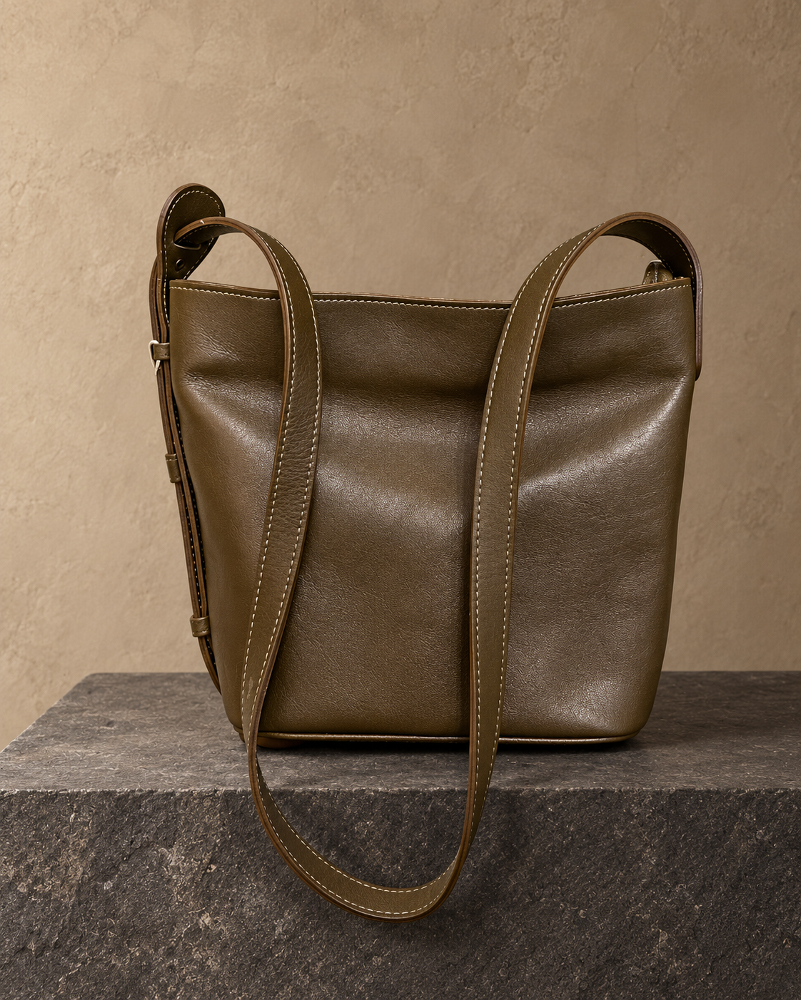 Veroak 6231 Olive top-grain cowhide leather bag — AI studio presentation