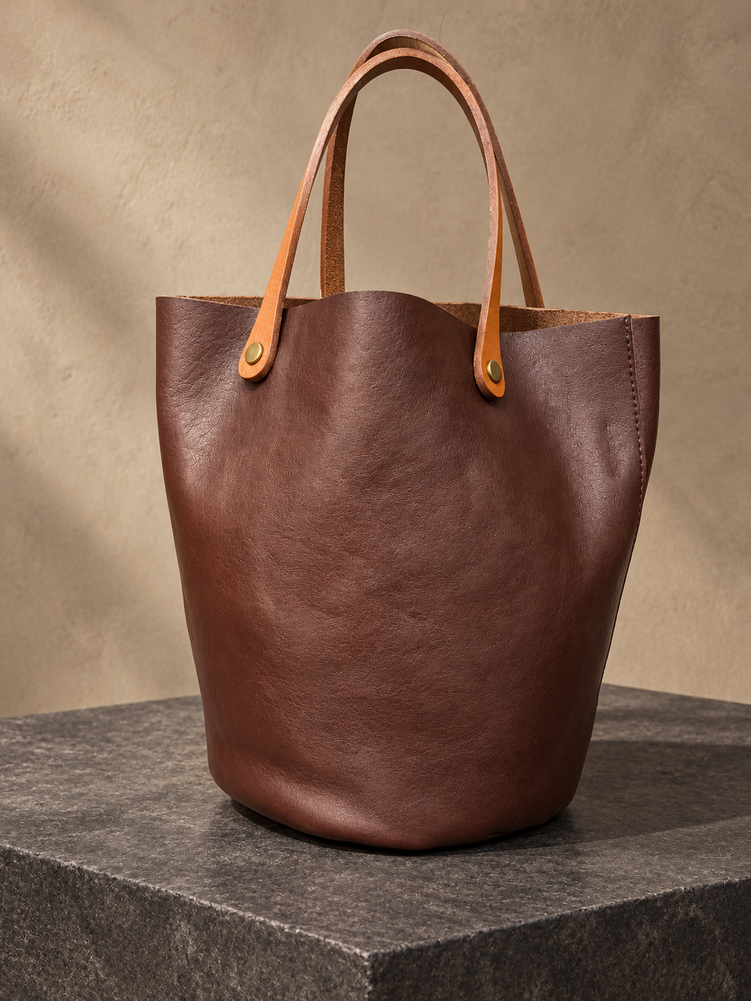 Veroak 9006 Brown top-grain cowhide leather bag — AI studio presentation
