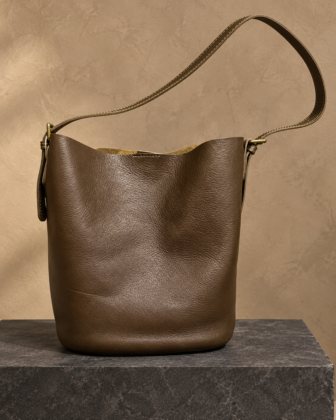 Veroak 9028 Olive top-grain cowhide leather bag — AI studio presentation